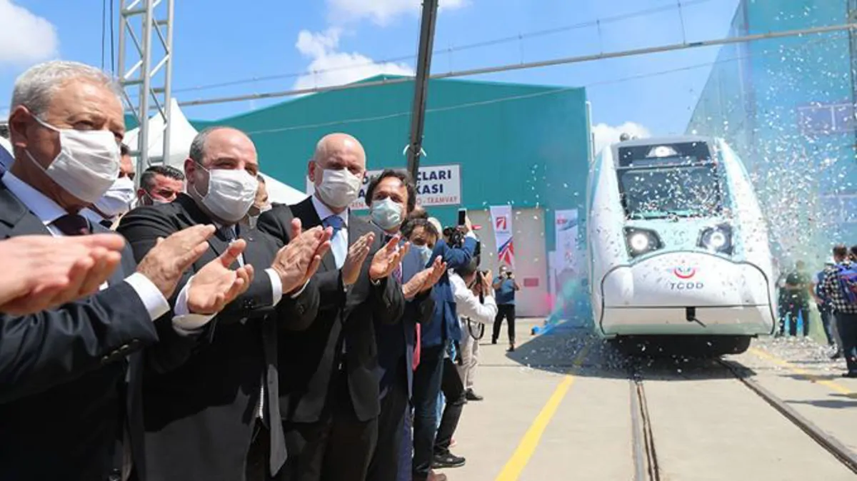 MİLLİ ELEKRİKLİ TREN RAYLARA İNDİ